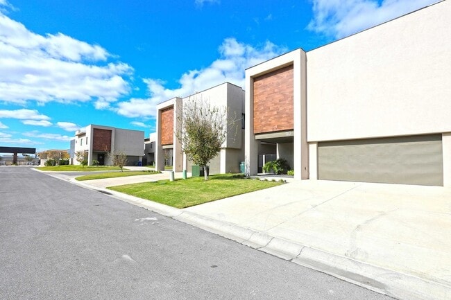 7219 Rocio Dr, Unit 10 in Laredo, TX - Building Photo - Building Photo