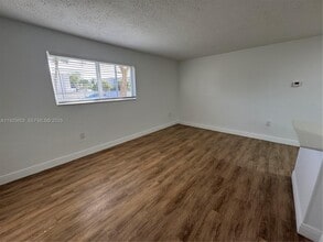 6705 SW 44th St in Miami, FL - Building Photo - Building Photo