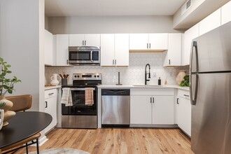 Deep Deuce at Bricktown Apartments in Oklahoma City, OK - Foto de edificio - Building Photo