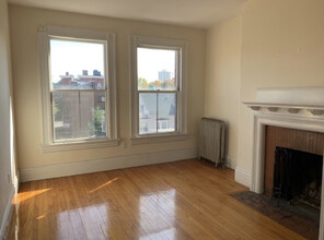 2 Ware St, Unit 205 in Cambridge, MA - Foto de edificio - Building Photo
