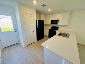 2212 Cyclone Dr in Lockhart, TX - Building Photo - Building Photo