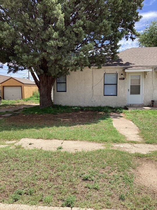 221 S Avenue J in Portales, NM - Building Photo
