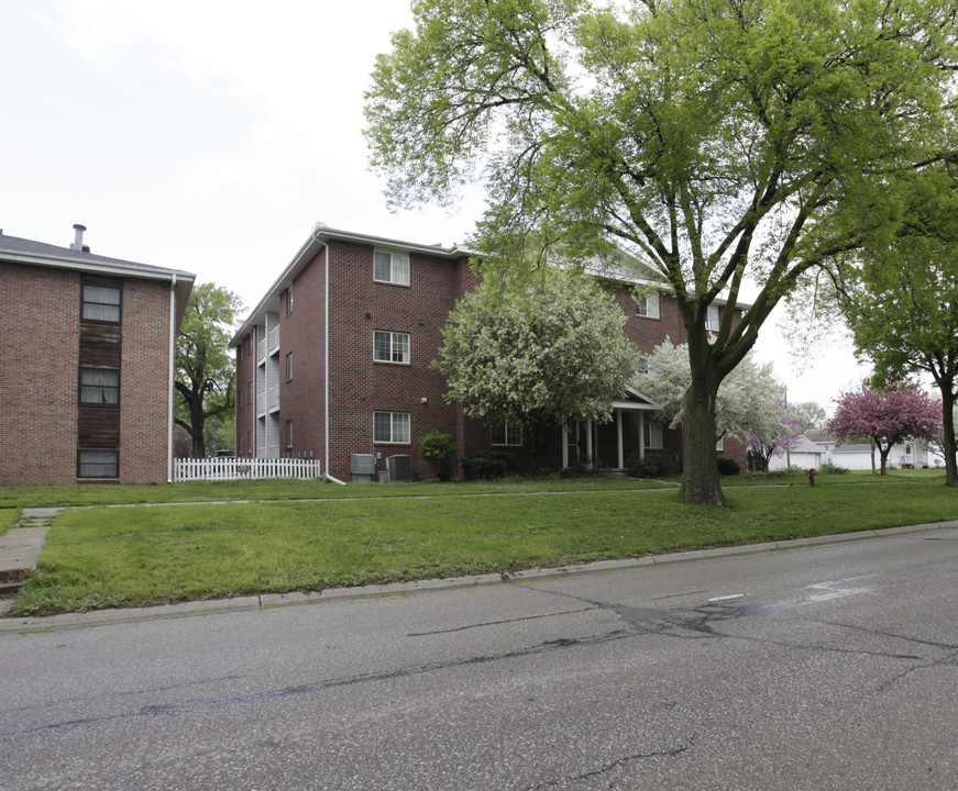 English Gardens in Lincoln, NE - Foto de edificio