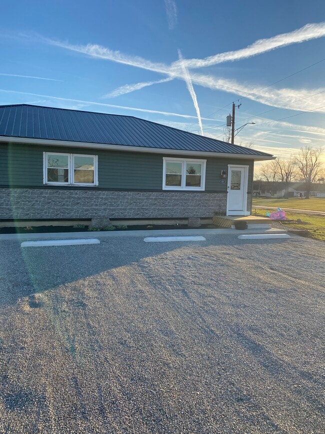 105 Wapak St, Unit Suite #2 in Wapakoneta, OH - Foto de edificio - Building Photo