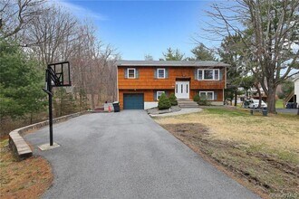 8 Fillmore Ct in Woodbury, NY - Building Photo - Building Photo