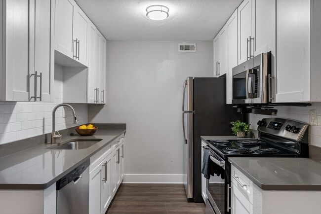 Westshore Palms at Kennedy in Tampa, FL - Building Photo - Building Photo