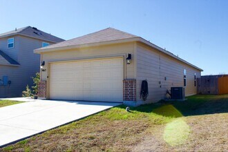 14615 Stirrup Trce in Elmendorf, TX - Building Photo - Building Photo