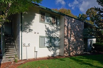 Amber Court Apartments in Aloha, OR - Foto de edificio - Building Photo