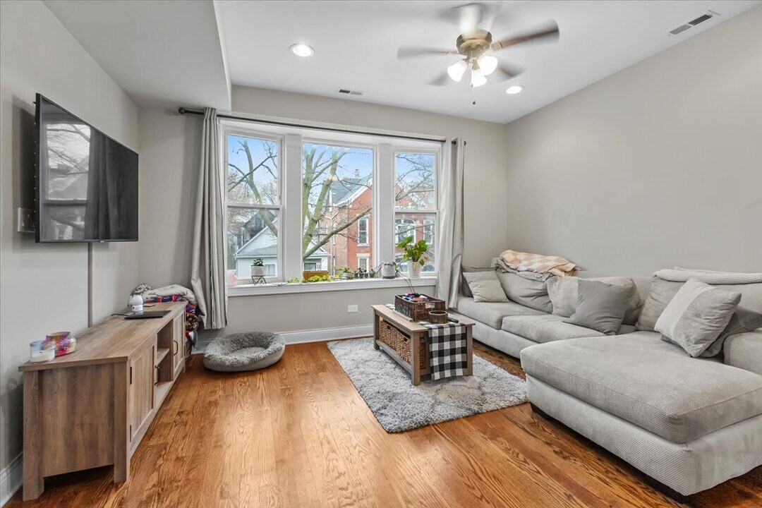 2418 W Medill Ave, Unit 2 in Chicago, IL - Building Photo