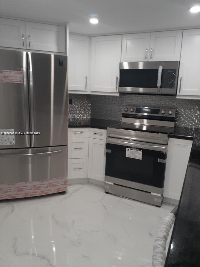 9421 Fontainebleau Blvd, Unit # 212-35 in Miami, FL - Building Photo - Building Photo