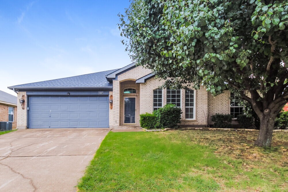 1007 Andrew St in Burleson, TX - Foto de edificio