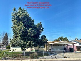 2725 N Canary Dr in Visalia, CA - Building Photo