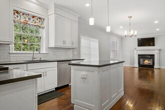 551 River Rd in Cos Cob, CT - Building Photo - Building Photo