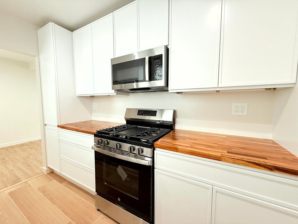 2302-2306 N Frederic St in Burbank, CA - Building Photo