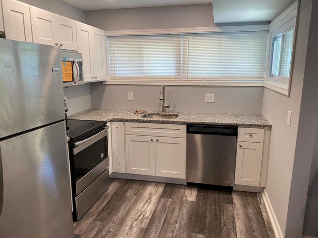 99 Indian Creek Dr in Levittown, PA - Foto de edificio - Building Photo