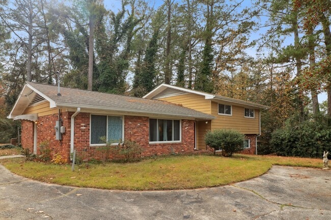 2650 Colonial Dr in College Park, GA - Building Photo - Building Photo