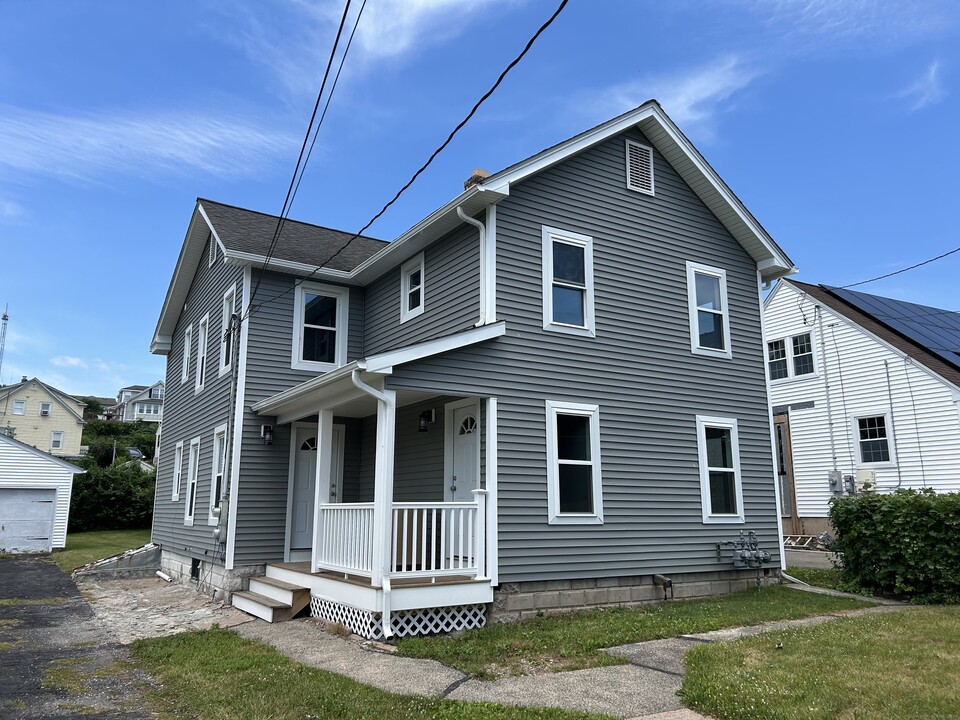 38 Beecher St in Southington, CT - Building Photo