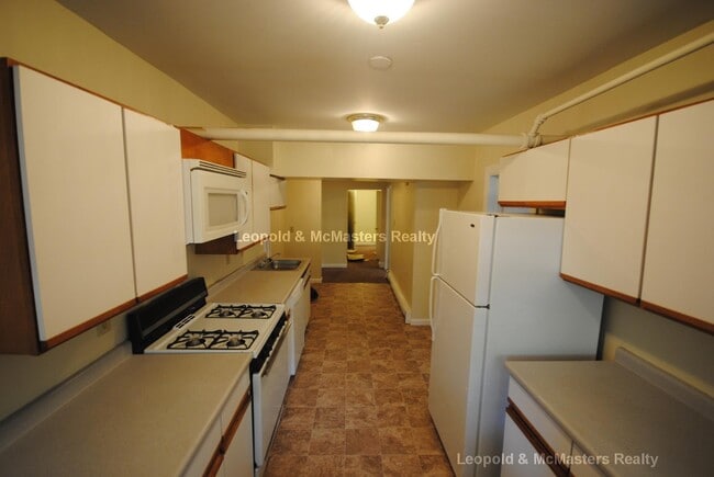 230 Fuller St, Unit A in Boston, MA - Foto de edificio - Building Photo