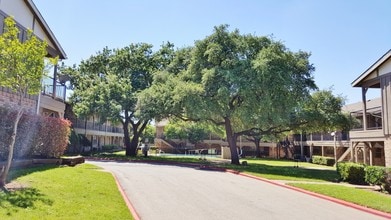 London Square Apartments in Dallas, TX - Building Photo - Building Photo