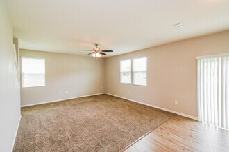 6737 Sandle Dr in Jacksonville, FL - Foto de edificio - Building Photo