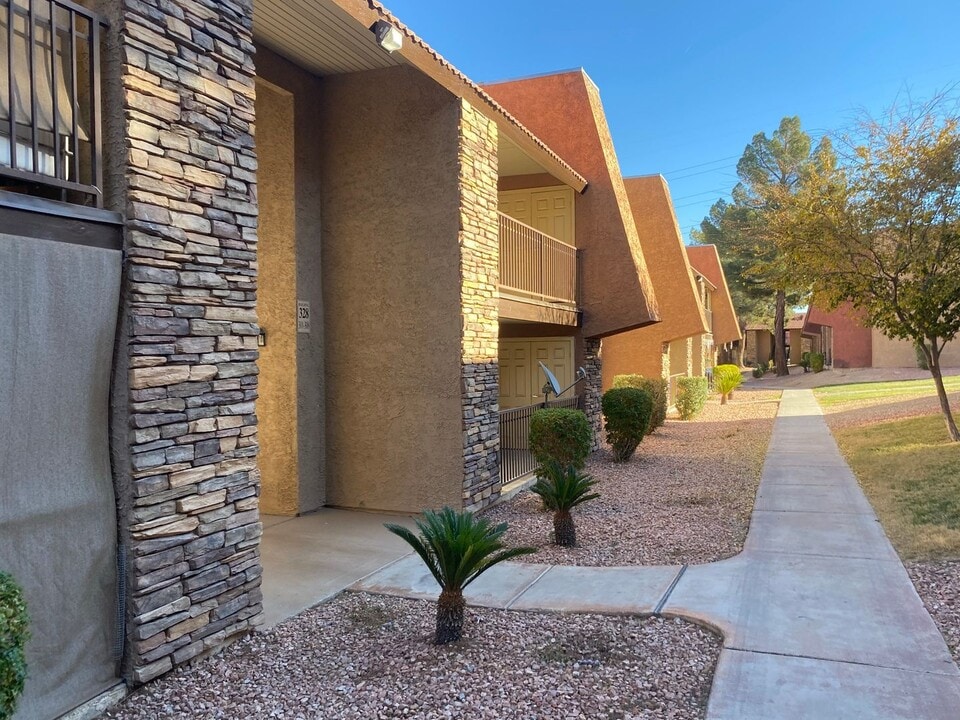 5295 Indian River Dr in Las Vegas, NV - Building Photo