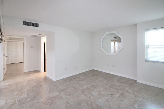 633 Alhambra Rd in Venice, FL - Building Photo - Building Photo