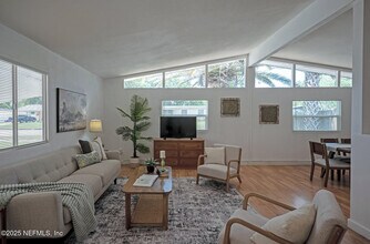 2565 Burlingame Dr W in Jacksonville, FL - Building Photo - Building Photo