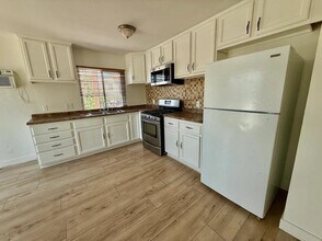 13227 Vanowen St in Los Angeles, CA - Building Photo - Building Photo