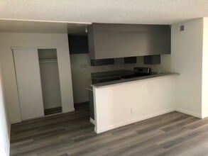 1809 Berendo N St, Unit 206 in Los Angeles, CA - Building Photo - Building Photo