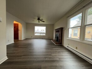 927 Dakota Ave in Medford, OR - Building Photo - Building Photo