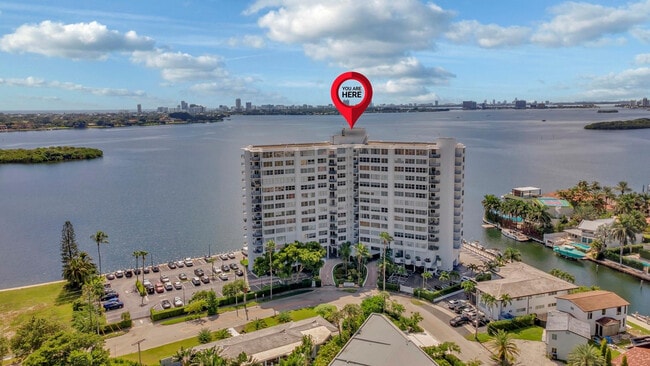 11930 N Bayshore Dr in North Miami, FL - Foto de edificio - Building Photo