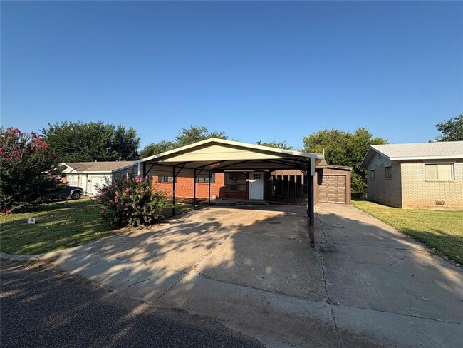 2605 Queensbury Rd in Moore, OK - Foto de edificio - Building Photo