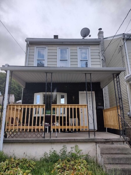 52 W Bacon St in Pottsville, PA - Building Photo
