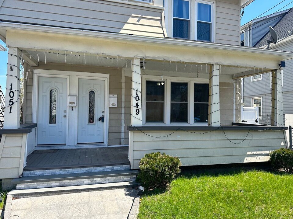 1049 Campbell Ave in West Haven, CT - Building Photo