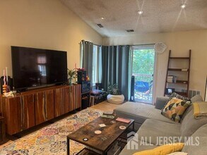 34 Tanglewood Ct in Monmouth Junction, NJ - Building Photo - Building Photo