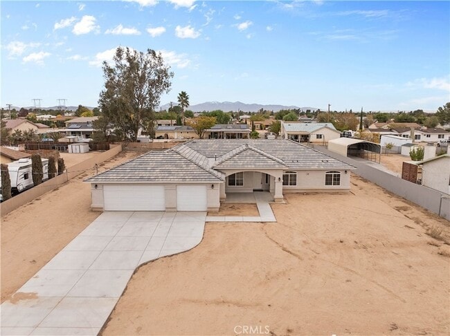 8104 Corona Ave in Hesperia, CA - Foto de edificio - Building Photo