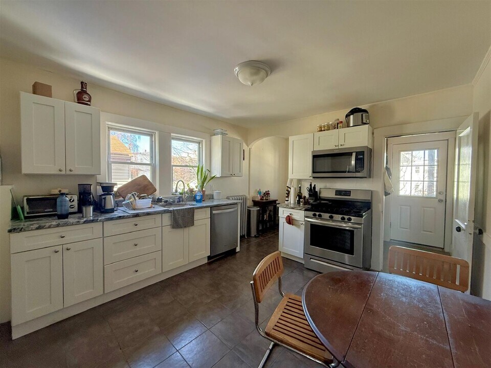 33 Sewall St in Somerville, MA - Building Photo