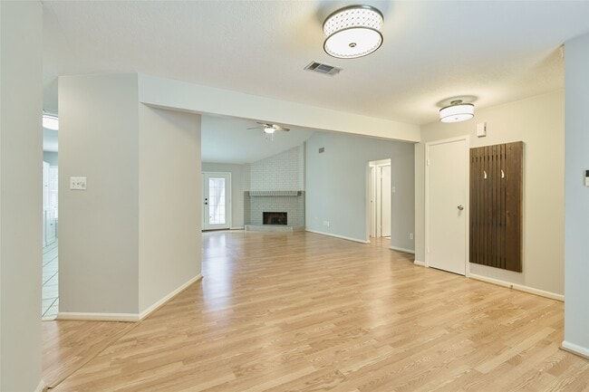 5 N White Pebble Ct in Spring, TX - Building Photo - Building Photo