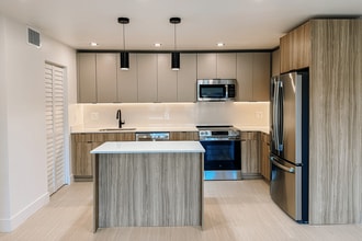 Village Crossing in West Palm Beach, FL - Building Photo - Building Photo