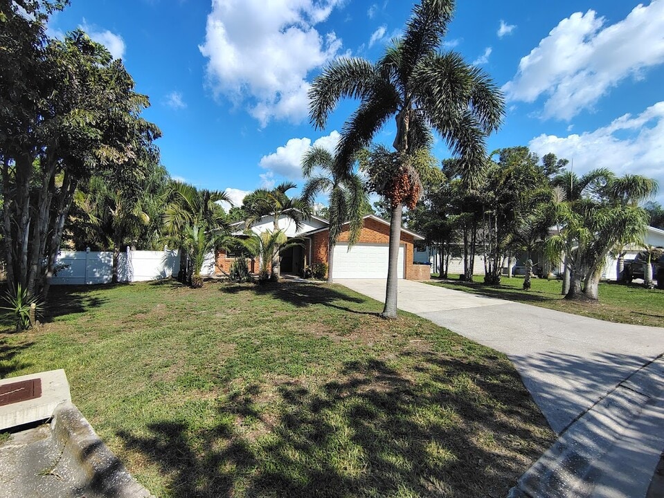 1444 1st St SW in Largo, FL - Building Photo