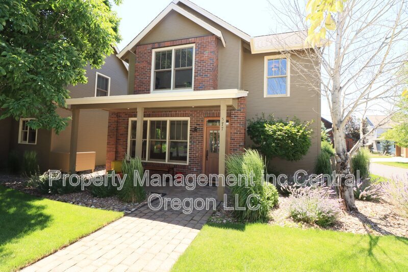 577 W Jefferson Ave in Sisters, OR - Building Photo