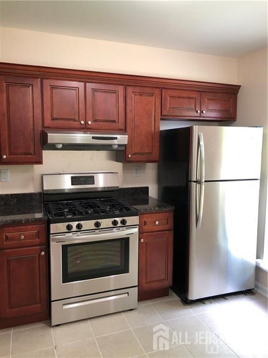 322 Hampshire Ct in Piscataway, NJ - Building Photo