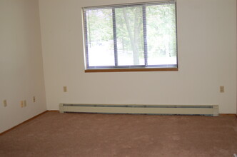 115 Thornwild Dr, Unit 2 Bed No Pet No Smoking in Scottville, MI - Building Photo - Building Photo