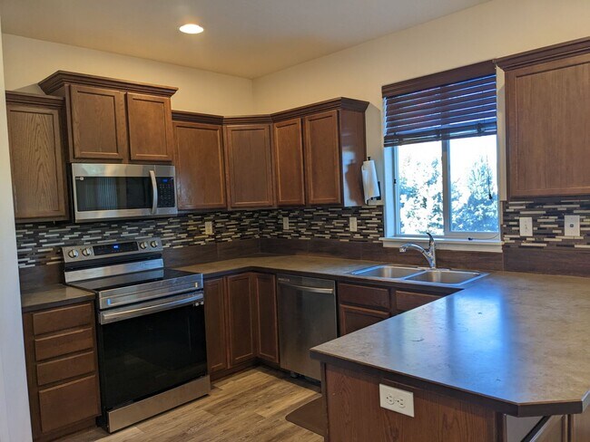 62851 NE Kinley Ln in Bend, OR - Building Photo - Building Photo