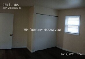 9519 W Bradley Rd in Milwaukee, WI - Building Photo