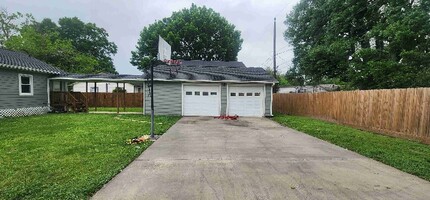 200 Poinsetta Ln in Highlands, TX - Building Photo - Building Photo