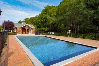 28 Andrew Ct in Southampton, NY - Building Photo - Building Photo
