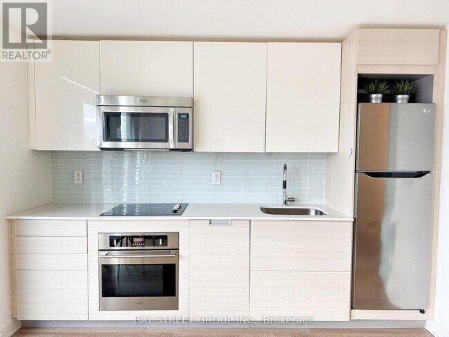 210 Simcoe St in Toronto, ON - Building Photo - Building Photo