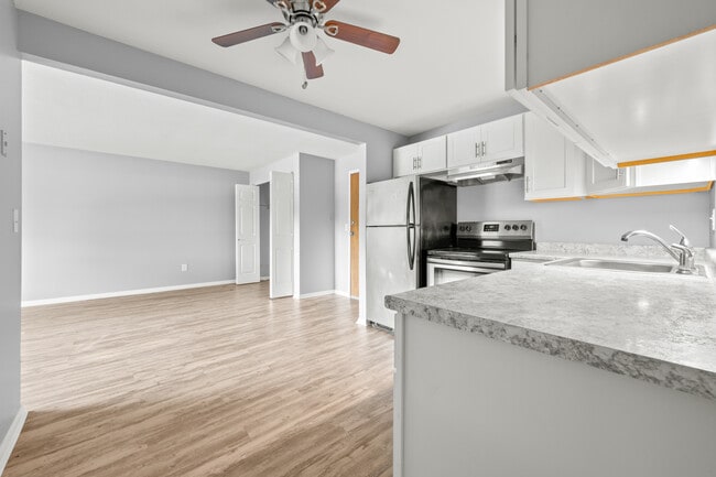 Pembrooke Court Apartments in Manchester, CT - Building Photo - Building Photo