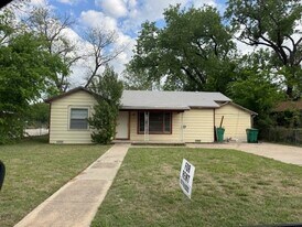 1321 W Frey in Stephenville, TX - Building Photo